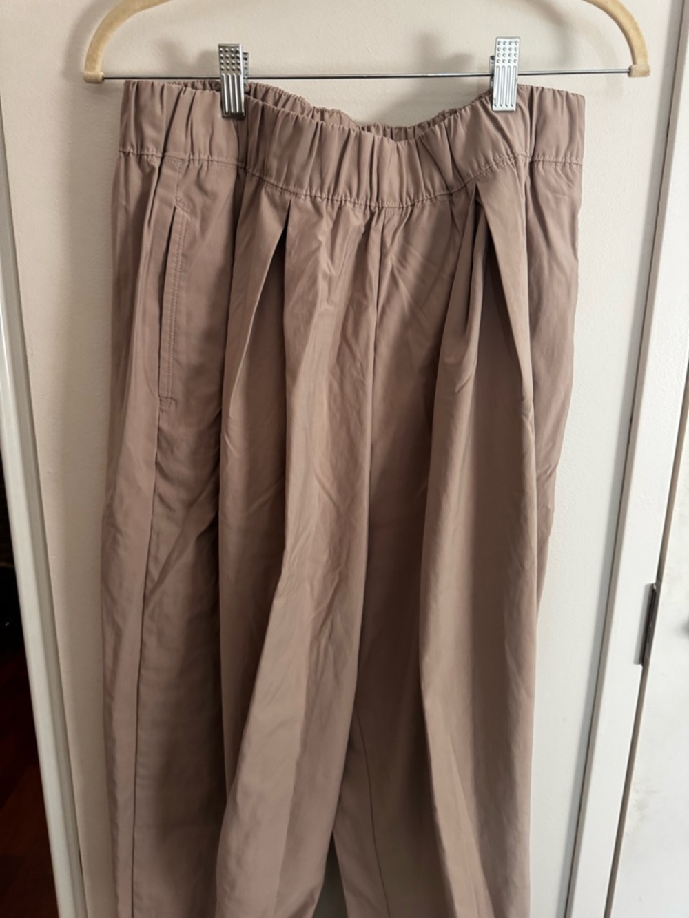 OFFLINE By Aerie Nice Moves Balloon Pant in Pebble - Picture 4 of 8